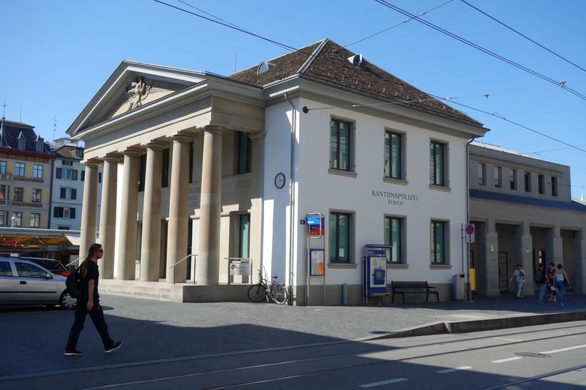 Polisstationen vid floden Limmat i centrala Zürich.