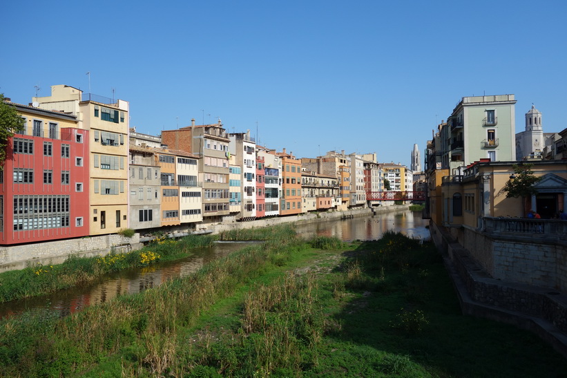 Floden Riu Onyar med omgivande bebyggelse i centrala Girona.