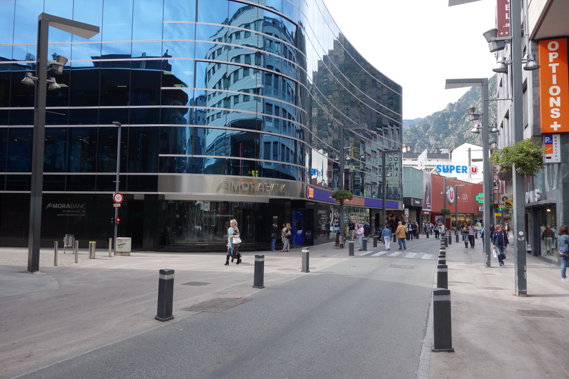 Gatuscen längs gågatan Avinguda Meritxell, Andorra la Vella.