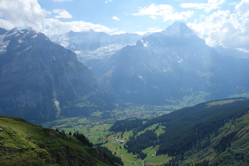 Utsikten från skywalken uppe på First med Eiger till höger i bild.