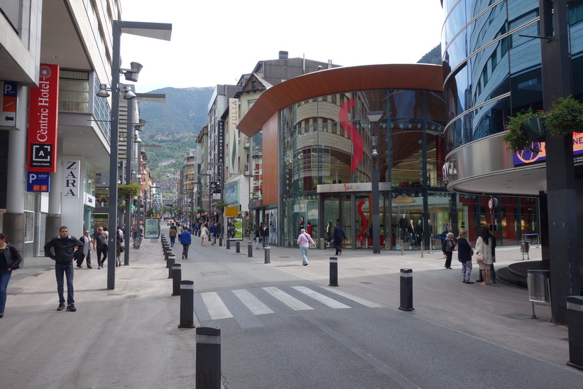 Gatuscen längs gågatan Avinguda Meritxell, Andorra la Vella.