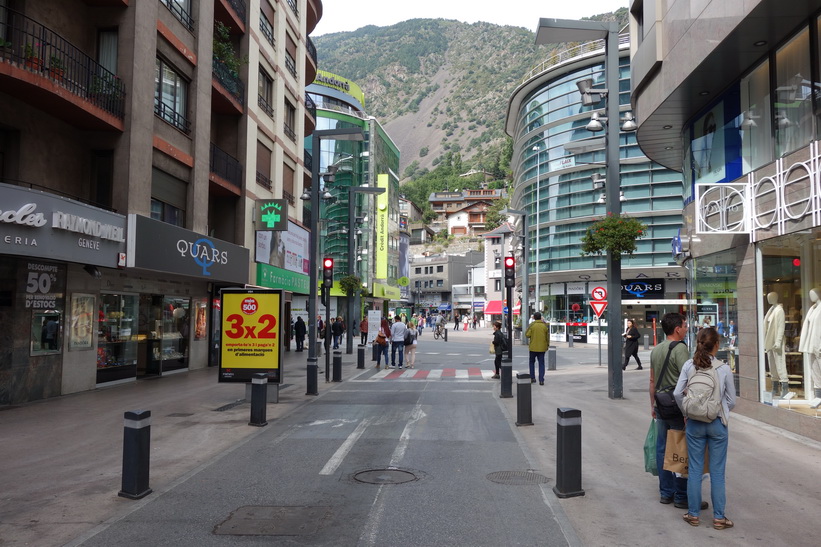 Gatuscen längs gågatan Avinguda Meritxell, Andorra la Vella.