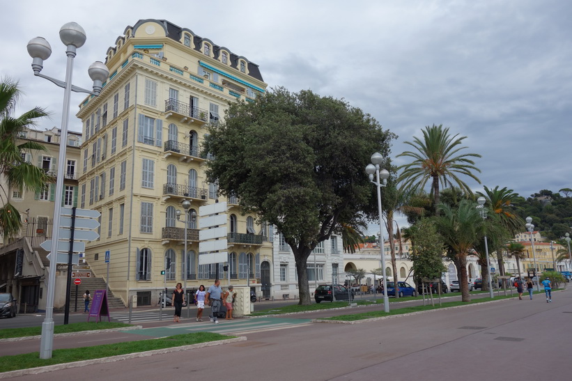 Vacker arkitektur längs strandpromenaden (Promenade des Anglais), Nice.