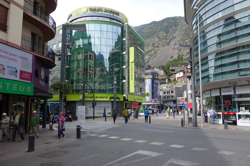 Gatuscen längs gågatan Avinguda Meritxell, Andorra la Vella.