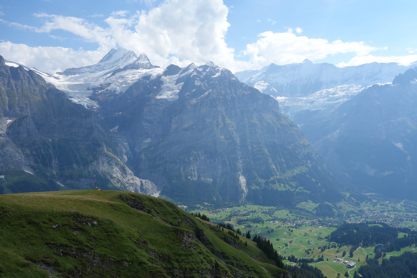 Utsikten mot Wetterhorn till vänster i bild och Grindelwald nere i dalen från First.