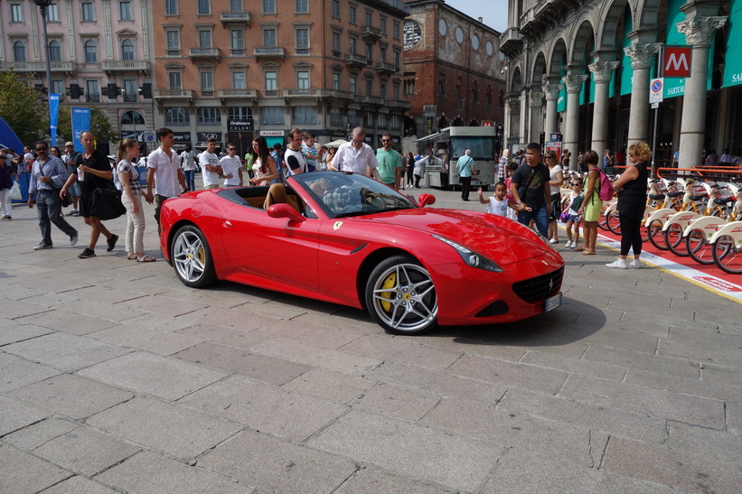 Ferrari på Piazza del Duomo, Milano.