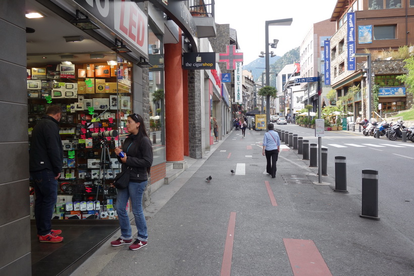 Gatuscen längs gågatan Avinguda Meritxell, Andorra la Vella.