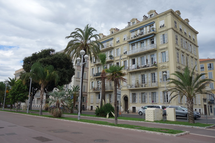 Vacker arkitektur längs strandpromenaden (Promenade des Anglais), Nice.