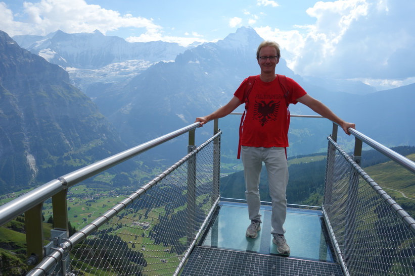 Stefan längst ut på skywalken med Eiger bakom.