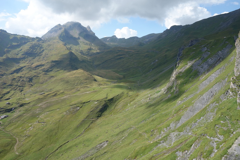Högsta toppen lite till vänster om mitten i bild heter Reeti (2757 m.ö.h.).