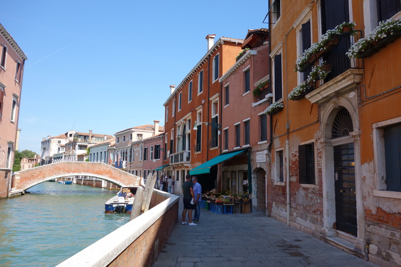 Kanal med vacker arkitektur, Venedig.
