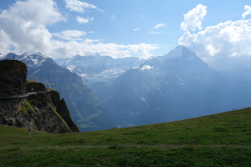 Skywalken uppe på First till vänster och Eiger till höger i bild.