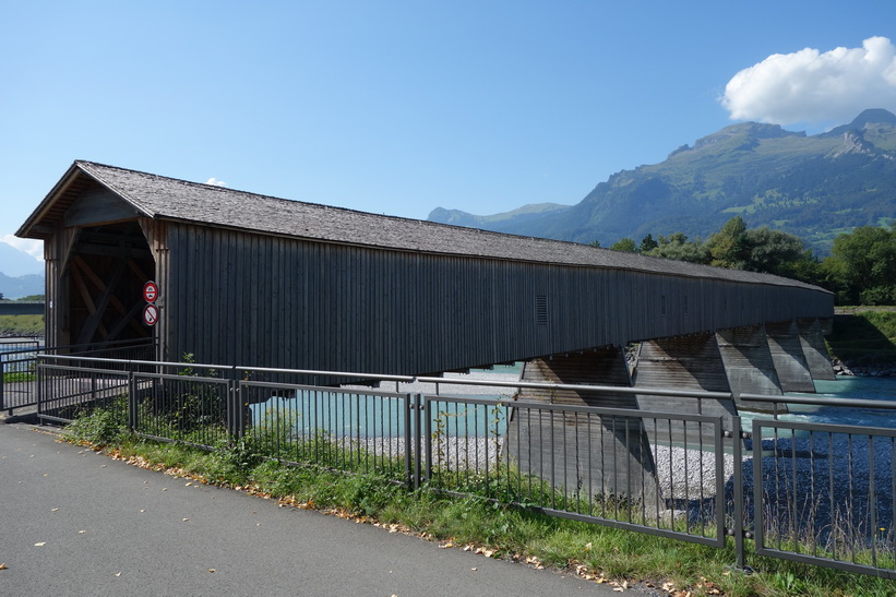 Bro över floden Rhen som utgör gräns mellan Liechtenstein och Schweiz, Vaduz.