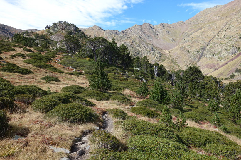 Vandring från Refugio de Coma Pedrosa upp till Black Lake.