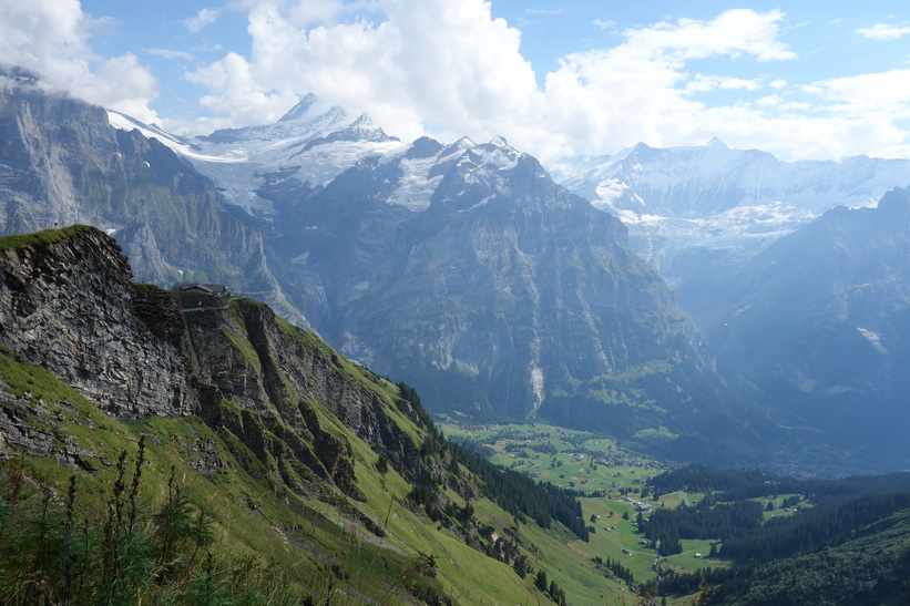 Ofattbart vacker utsikt med Grindelwald längst ner i dalen. Promenaden upp till sjön Bachsee.