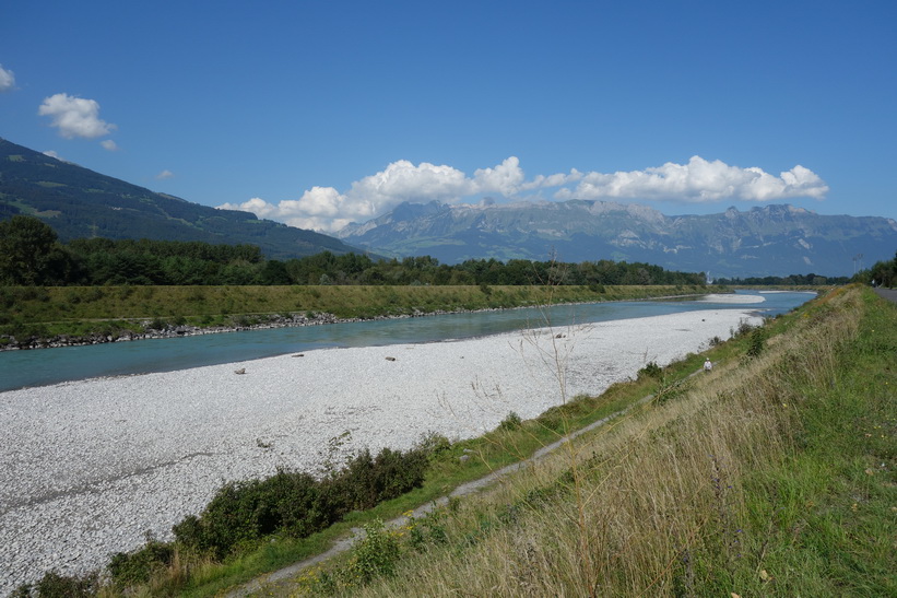 Floden Rhen som utgör gräns mellan Liechtenstein och Schweiz, Vaduz.