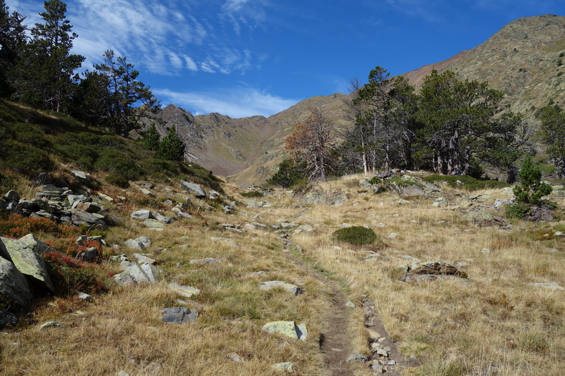 Vandring från Refugio de Coma Pedrosa upp till Black Lake.