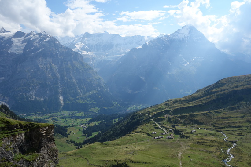 Eiger till höger i bild. Promenaden upp till sjön Bachsee.