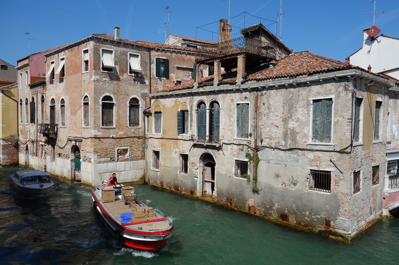 Kanal med gamla byggnader, Venedig.