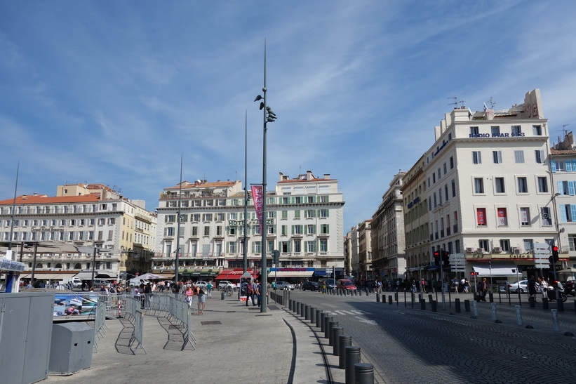 Gatuscen vid hamnen längs Quai de Rive Neuve, Marseille.