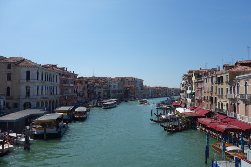 Utsikten över Canal Grande från världsberömda bron Ponte di Rialto, Venedig.