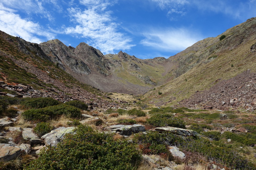 Vandring från Refugio de Coma Pedrosa upp till Black Lake.