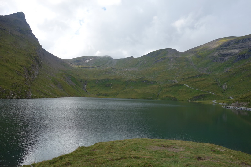 Bachsee med bergstoppen Reeti till vänster i bild.