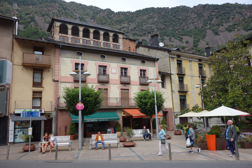 Vacker arkitektur vid torget Plaça Príncep Benlloch, Andorra la Vella.