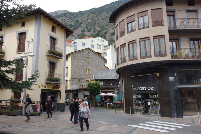 Vacker arkitektur vid torget Plaça Príncep Benlloch, Andorra la Vella.