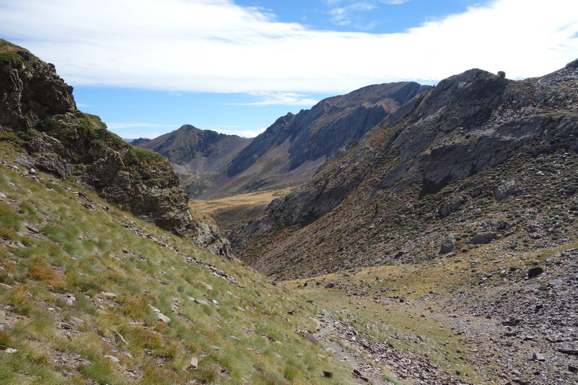 Vandring från Refugio de Coma Pedrosa upp till Black Lake.