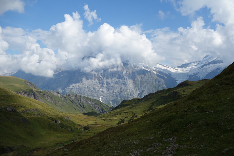 Den långa vandringen från Bachsee (2265 m.ö.h.) hela vägen ner till Grindelwald (1034 m.ö.h.).