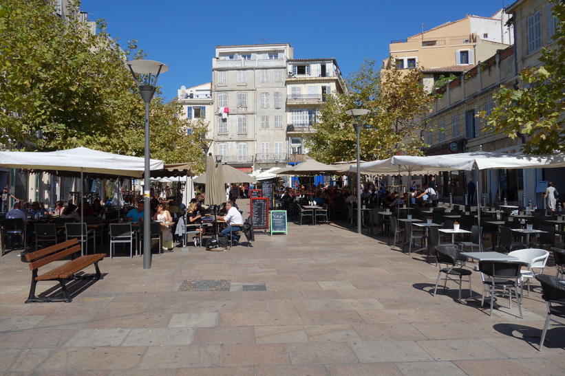 Jag åt en fisklunch på detta torg vid gamla staden, Marseille.