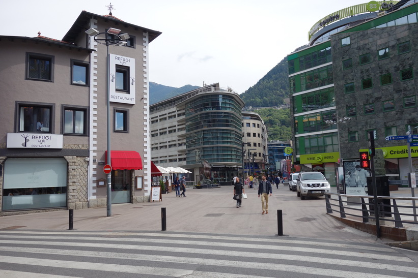 Gatuscen längs gågatan Avinguda Meritxell, Andorra la Vella.