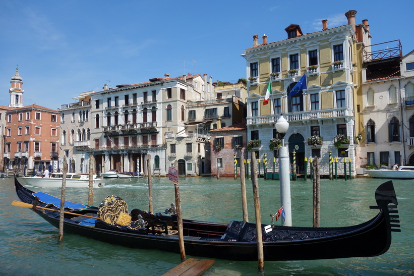 Gondol med fantastisk arkitektur i bakgrunden, Canal Grande, Venedig.