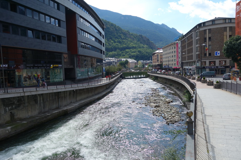 Floden Gran Valira i centrala Andorra la Vella.