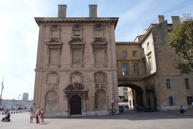 Arkitekturen vid hamnen i Marseille.