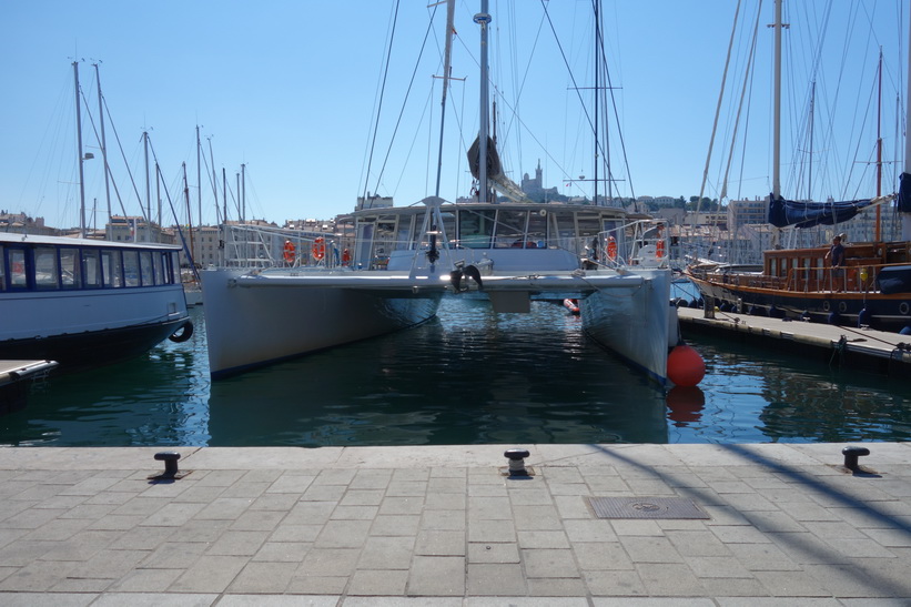 Jättekatamaran i hamnen, Marseille.
