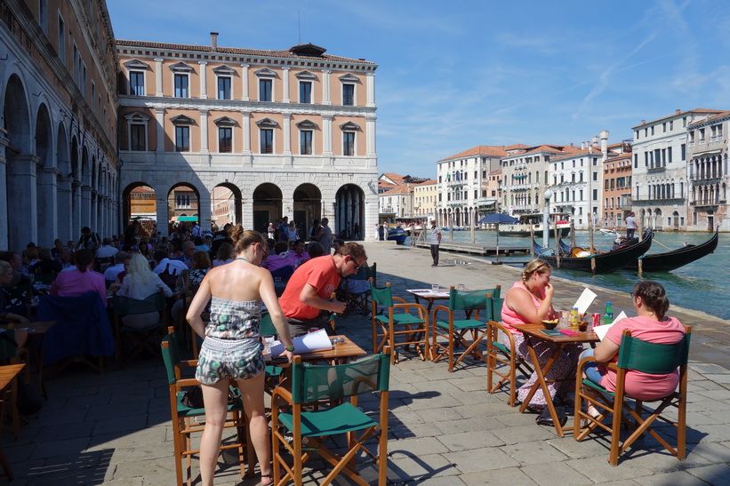 Uteservering vid Canal Grande, Venedig.