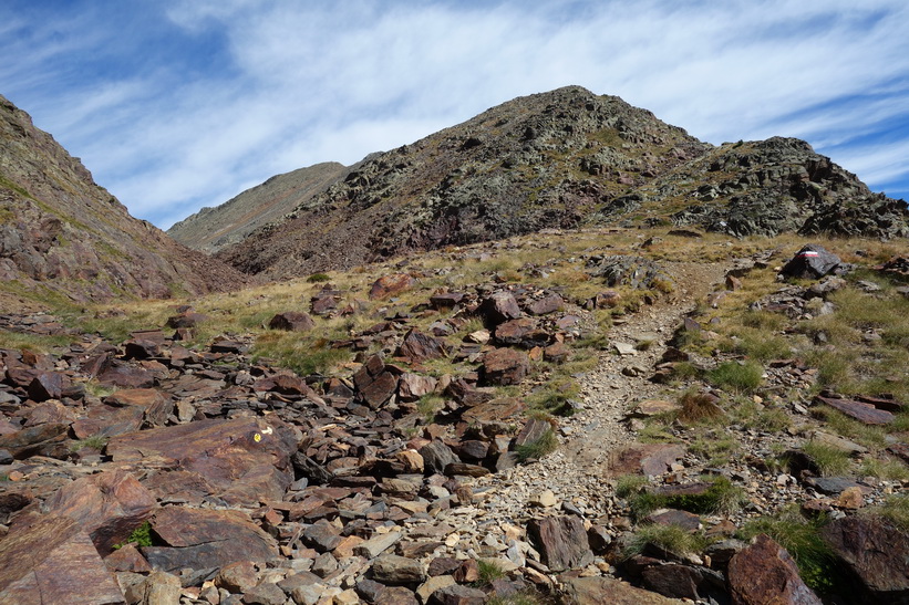 Vandring från Refugio de Coma Pedrosa upp till Black Lake.