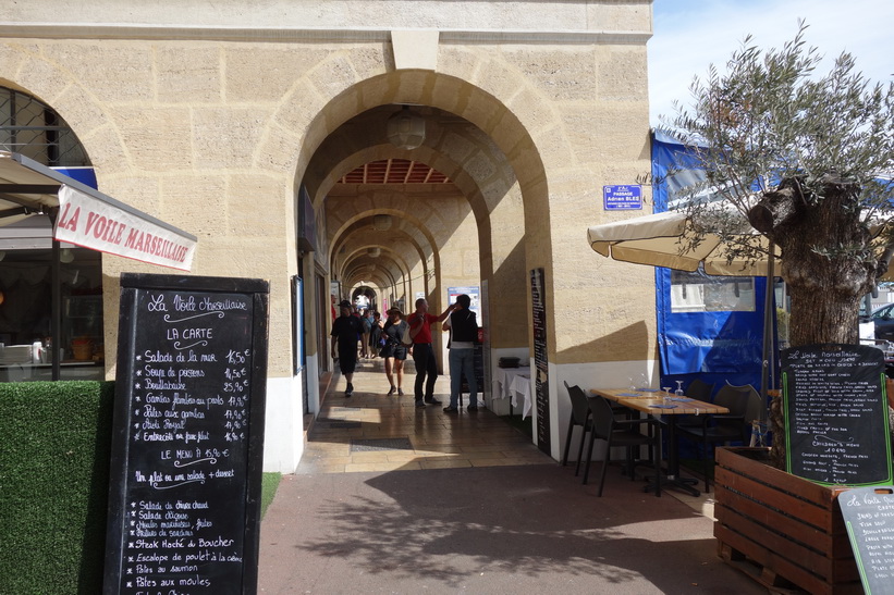 Skaldjursrestauranger (fruits de mer) på rad vid hamnen i Marseille.