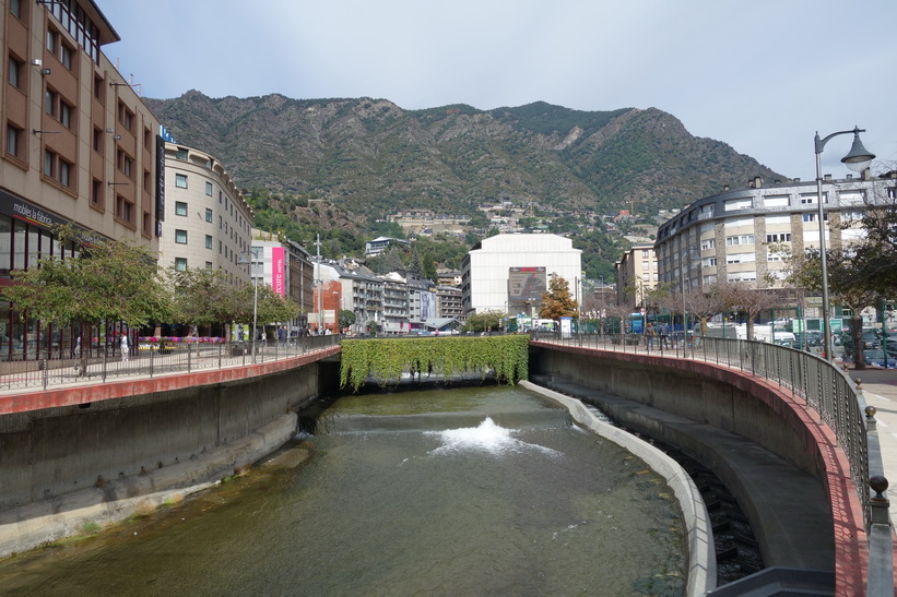 Floden Gran Valira i centrala Andorra la Vella.