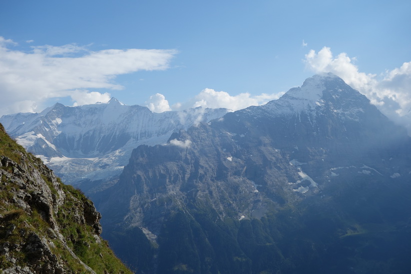 Mäktiga Eiger till häger i bild. Den långa vandringen från Bachsee (2265 m.ö.h.) hela vägen ner till Grindelwald (1034 m.ö.h.).