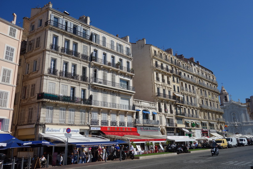 Arkitekturen längs gatan Quai du port vid hamnen, Marseille.