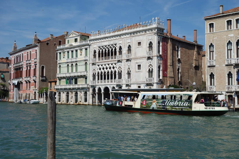 Arkitekturen längs Canal Grande är fantastisk, Venedig.