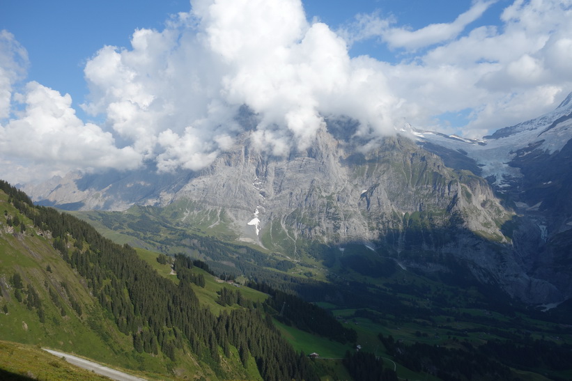 Den långa vandringen från Bachsee (2265 m.ö.h.) hela vägen ner till Grindelwald (1034 m.ö.h.).