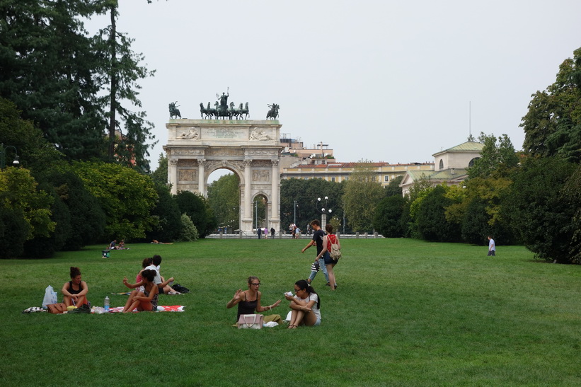 Parco Sempione med triumfbågen Arco della Pace i bakgrunden, Milano.