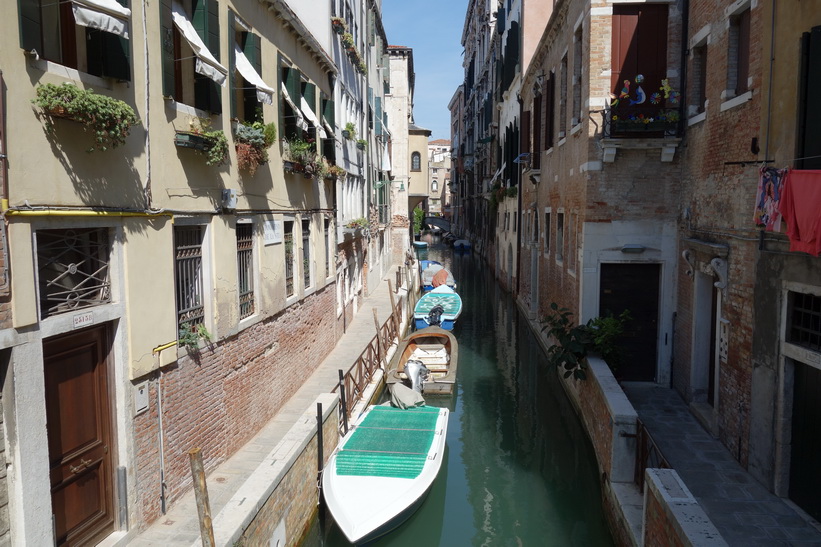 Kanal med sedvanlig vacker omgivande arkitektur, Venedig.