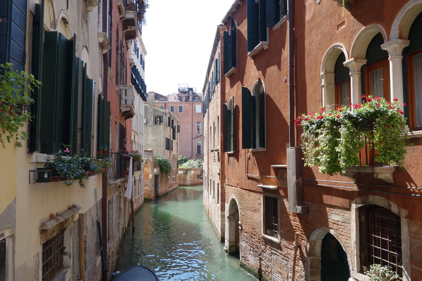 Kanal med sedvanlig vacker omgivande arkitektur, Venedig.