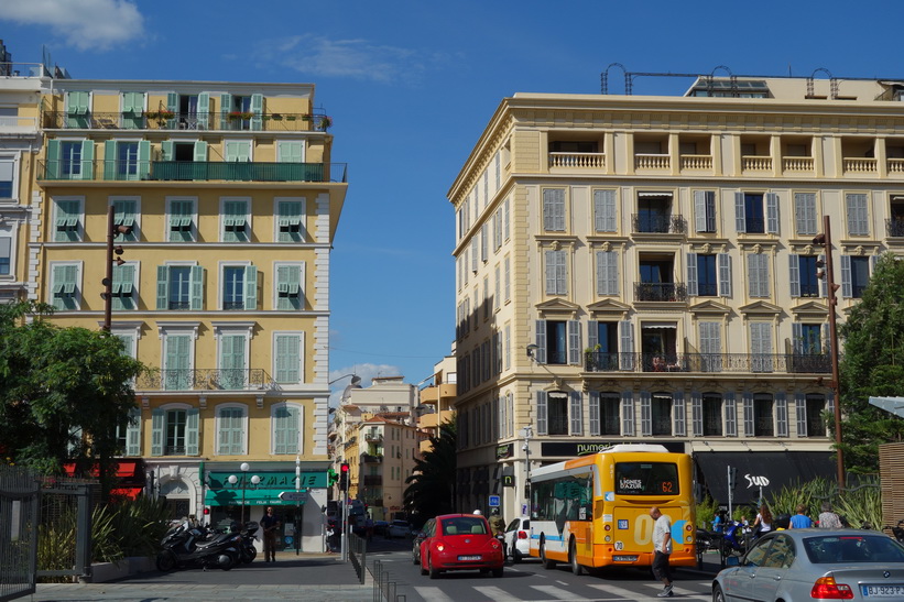 Vacker arkitektur sedd från Allée Résistance et Déportation, Promenade du Paillon, Nice.