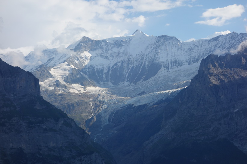 Oberer Grindelwaldgletscher. Den långa vandringen från Bachsee (2265 m.ö.h.) hela vägen ner till Grindelwald (1034 m.ö.h.).